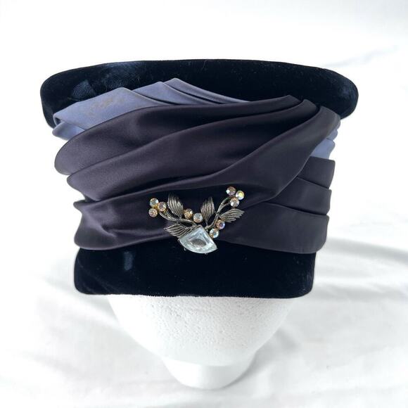 Vintage Union Made Purple Velvet & Silk Cloche Turban Style Hat with Brooch main image 7